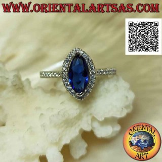 Anillo de plata estilo solitario con zafiro lanzadera sintético rodeado de circonitas blancas