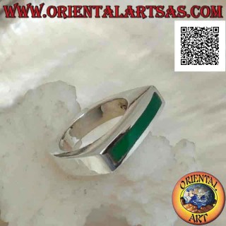 Glatter silberner Ring mit langem und schmalem horizontalem rechteckigem grünem Achat auf quadratischem Rahmen