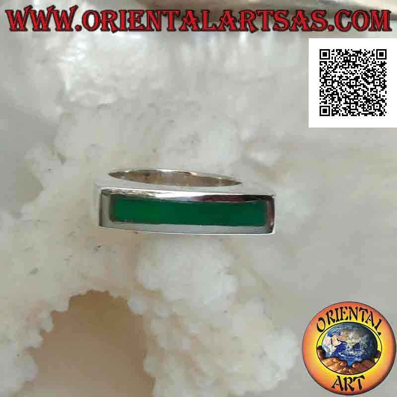 Anillo de plata lisa con ágata verde rectangular horizontal larga y estrecha sobre marco cuadrado