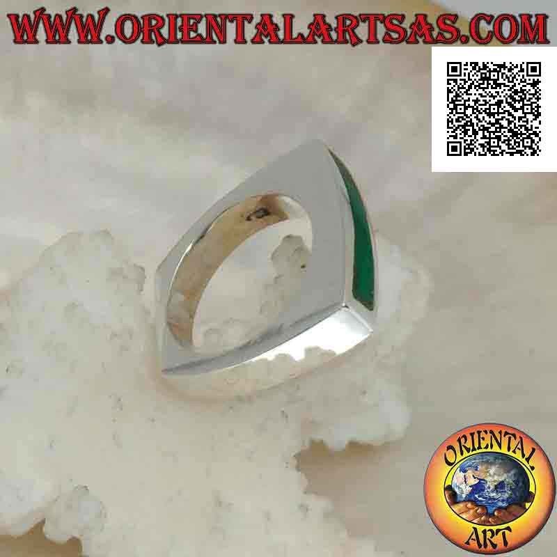 Anillo de plata lisa con ágata verde rectangular horizontal larga y estrecha sobre marco cuadrado