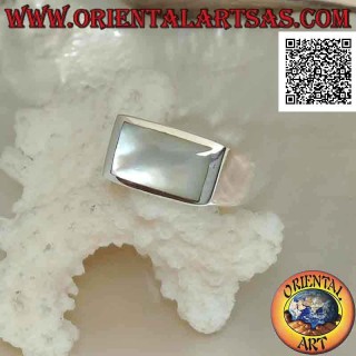 Anello in argento con madreperla rettangolare orizzontale a filo bordo su montatura liscia