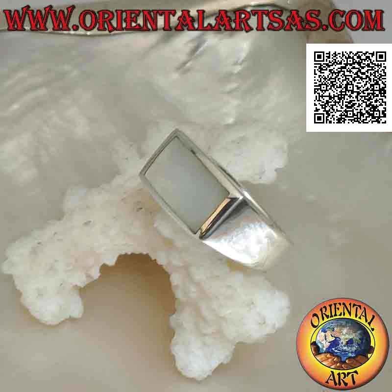 Anillo de plata con nácar rectangular horizontal a ras del borde sobre un marco liso