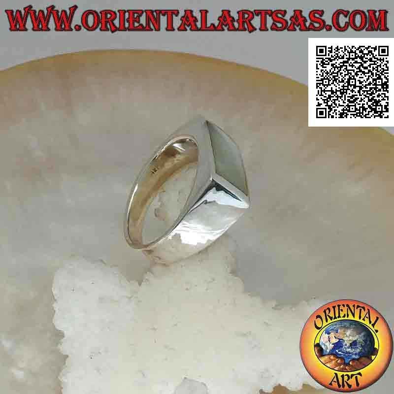Anillo de plata con nácar rectangular horizontal a ras del borde sobre un marco liso