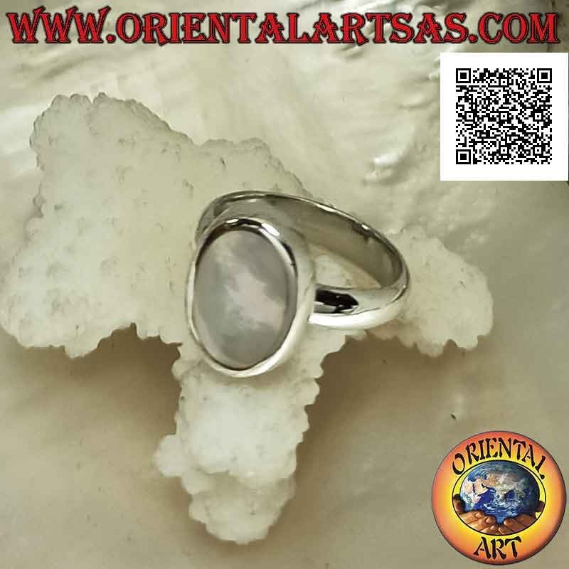 Anillo de plata con nácar plano ovalado al ras con el borde en una banda lisa