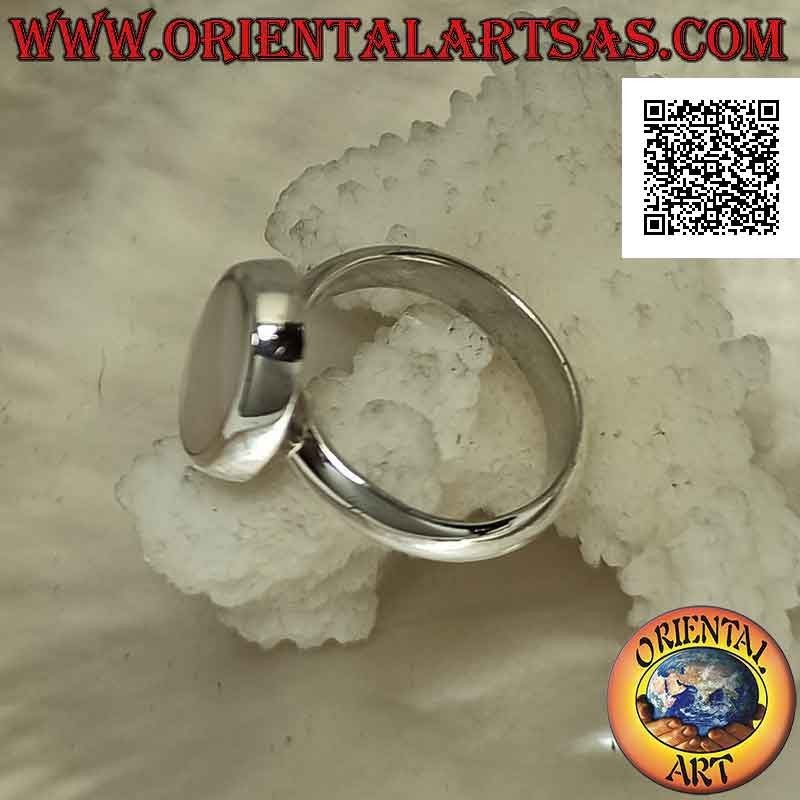 Anillo de plata con nácar plano ovalado al ras con el borde en una banda lisa