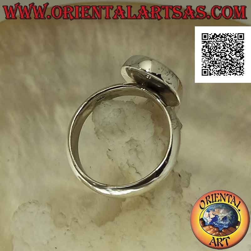 Anello in argento con madreperla ovale piatta a filo bordo su fedina liscia