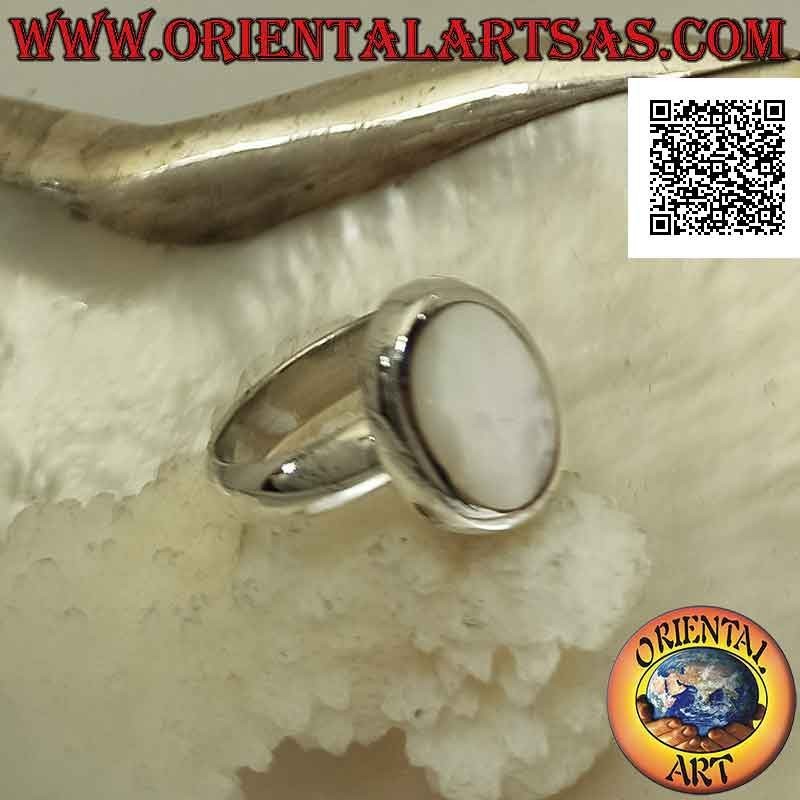 Anello in argento con madreperla ovale piatta a filo bordo su fedina liscia