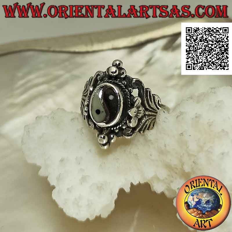Anello in argento con yin yang di onice e madreperla su montatura etnica con decorazioni floreali e palline