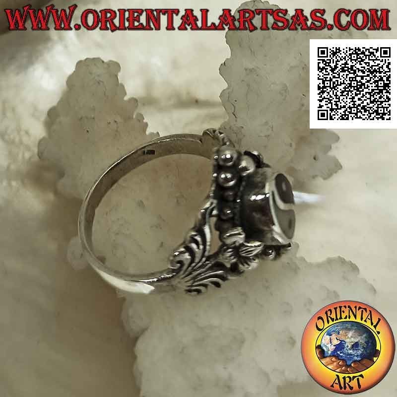 Bague en argent avec yin yang d'onyx et nacre sur monture ethnique avec décorations florales et boules