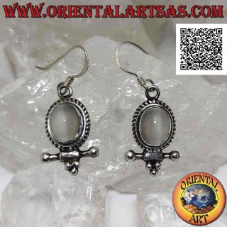 Orecchini in argento con pietra di luna ovale cabochon contornata da intreccio e bastoncino con palline sotto