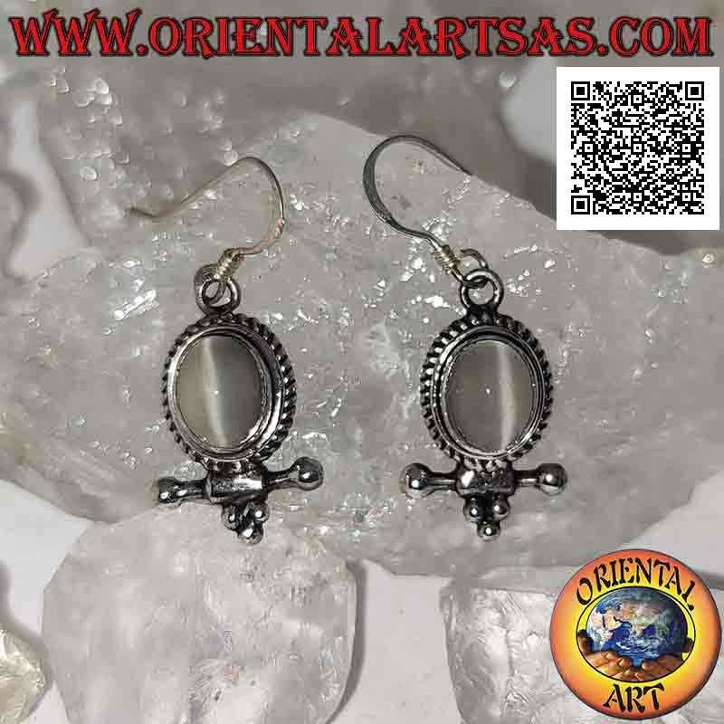 Boucles d'oreilles en argent avec pierre de lune ovale cabochon entouré d'entrelacements et bâton avec des boules en dessous