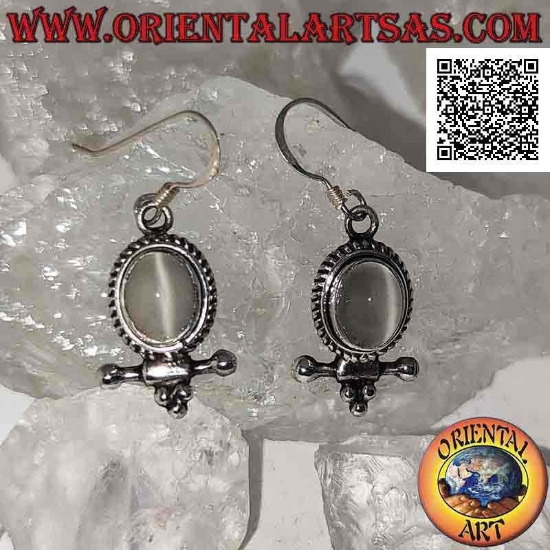 Pendientes de plata con piedra lunar ovalada cabujón rodeada de entretejido y palo con bolas debajo