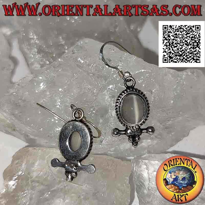Orecchini in argento con pietra di luna ovale cabochon contornata da intreccio e bastoncino con palline sotto