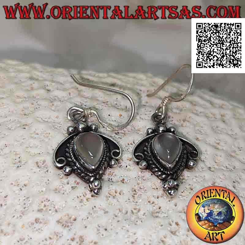 Orecchini in argento con pietra di luna a goccia rovesciata e decorazioni di intreccio, arco e palline