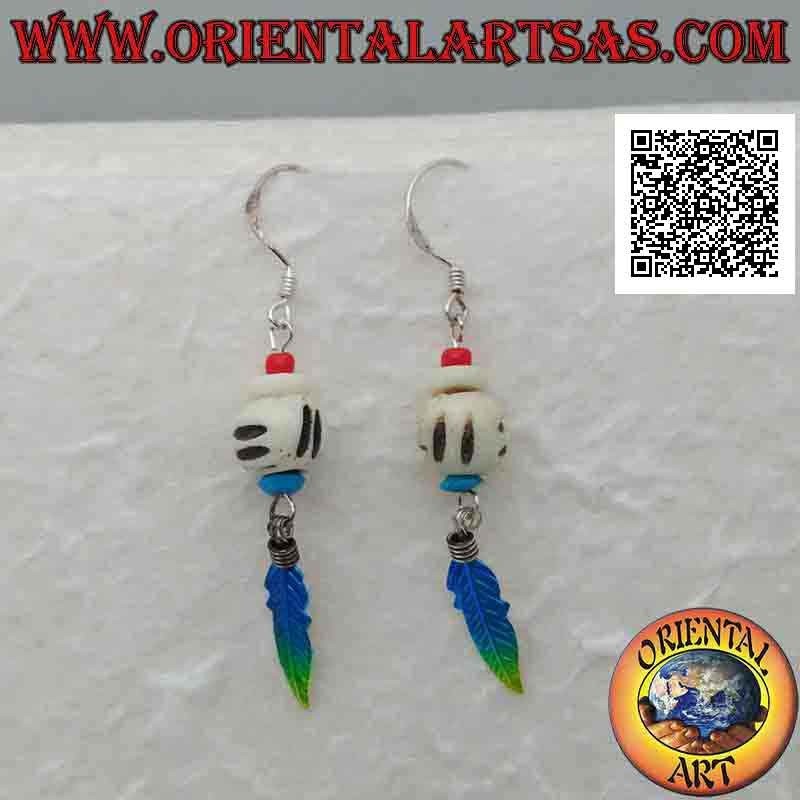 Orecchini in argento con perlina bianca incisa tra perlina turchese e corallo e piuma colorata pendente