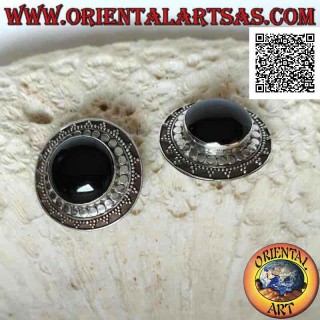 Boucles d'oreilles en argent du lobe au bouclier avec onyx cabochon rond entouré de boules et de clous