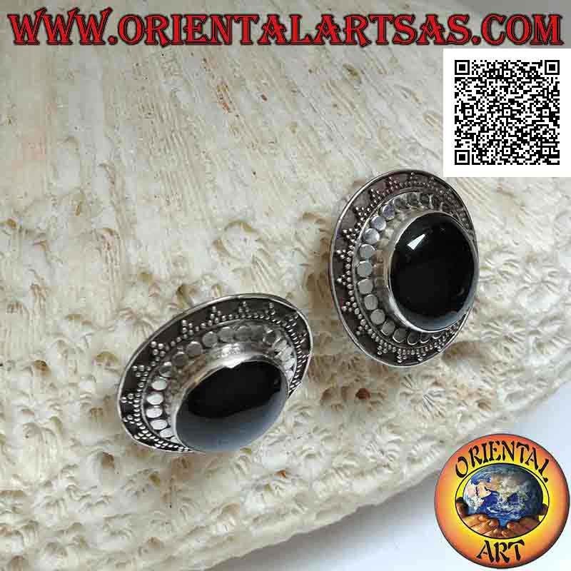 Pendientes de plata de lóbulo a escudo con ónix cabujón redondo rodeado de bolas y tachuelas