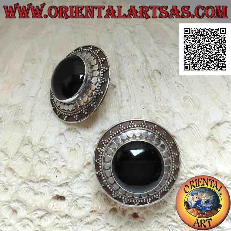 Pendientes de plata de lóbulo a escudo con ónix cabujón redondo rodeado de bolas y tachuelas