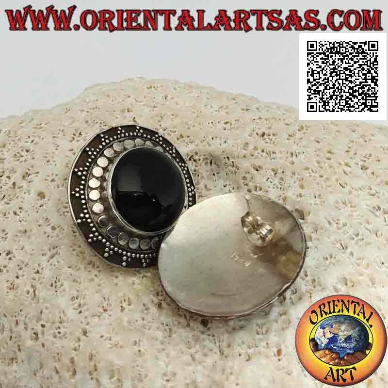 Pendientes de plata de lóbulo a escudo con ónix cabujón redondo rodeado de bolas y tachuelas