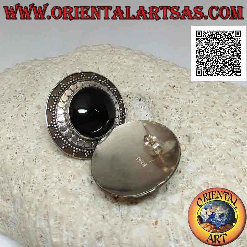 Silberne Ohrringe vom Lappen bis zum Schild mit rundem Cabochon-Onyx, umgeben von Kugeln und Nieten