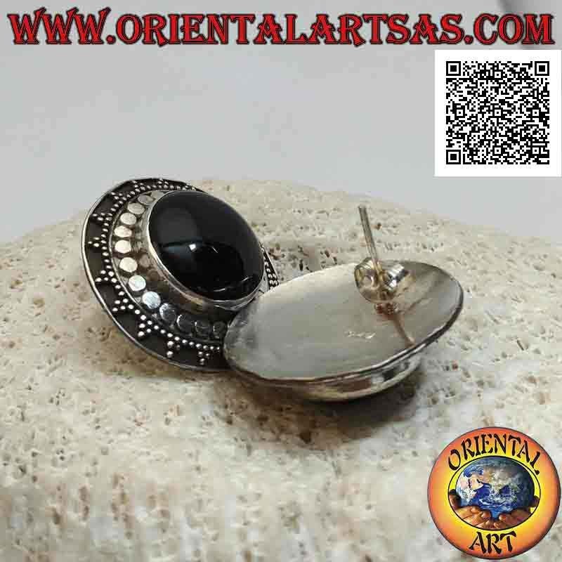 Pendientes de plata de lóbulo a escudo con ónix cabujón redondo rodeado de bolas y tachuelas