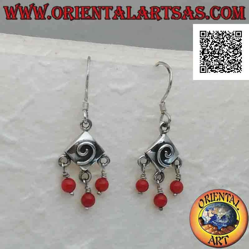 Pendientes de palanca de plata, rombo con espiral grabada y tres cuentas de coral colgantes