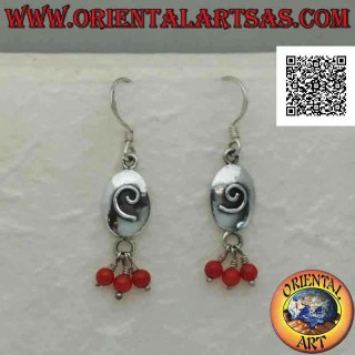 Orecchini in argento a monachella, ovale con spirale in rilievo e tre perline corallo pendenti