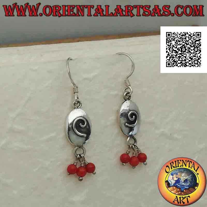 Pendientes de palanca de plata, ovalados con espiral en relieve y tres cuentas de coral colgantes