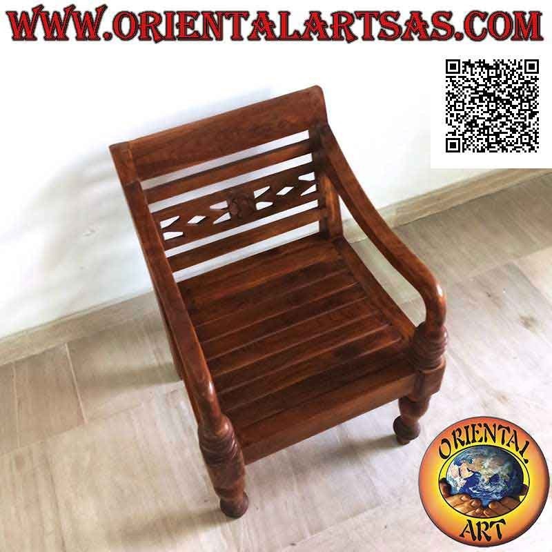 Fauteuil bébé dans le style des tombolas avec fond de bandes de bois, en bois de teck