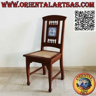 Sedia in stile coloniale con porcellana olandese, in legno di teak