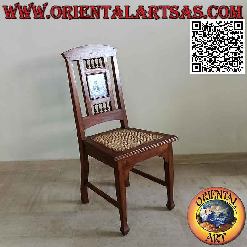 Chaise de style colonial avec porcelaine hollandaise, en bois de teck