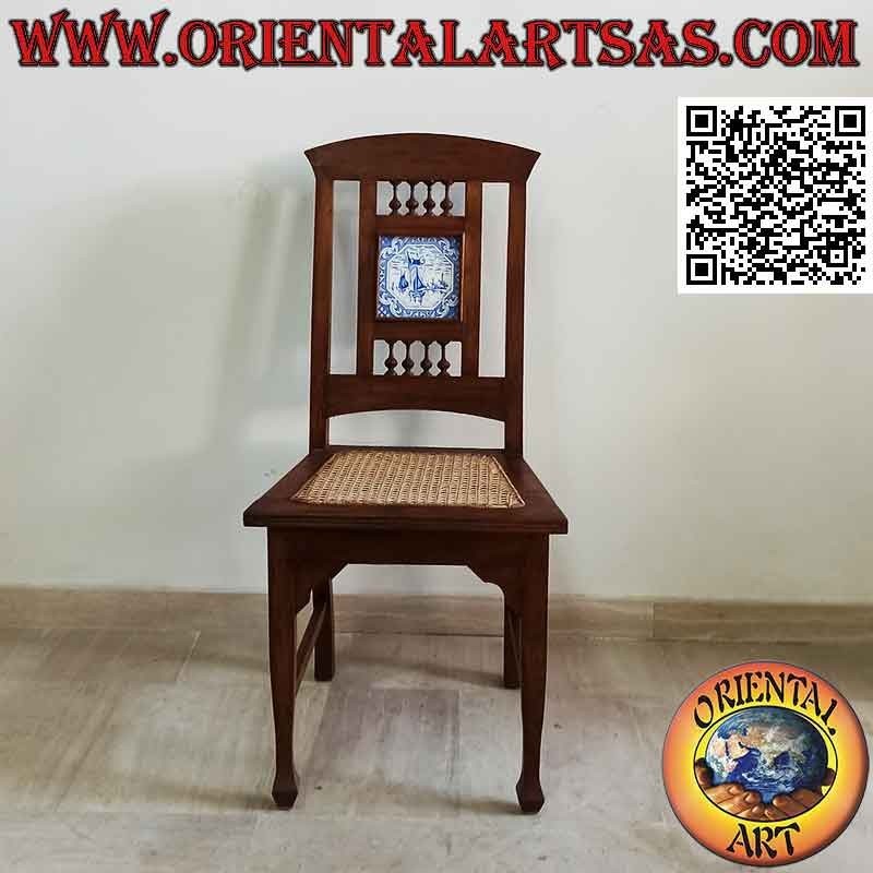 Silla de estilo colonial con porcelana holandesa, en madera de teca