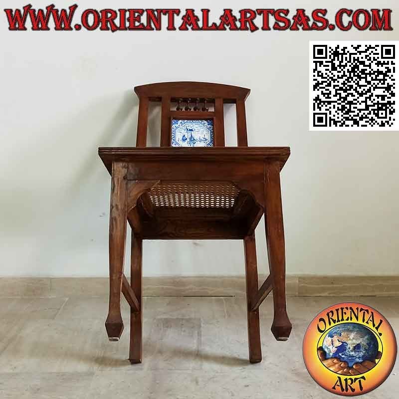 Sedia in stile coloniale con porcellana olandese, in legno di teak
