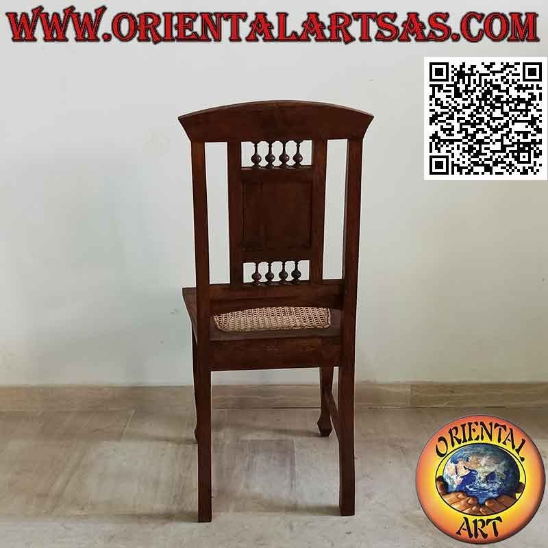 Silla de estilo colonial con porcelana holandesa, en madera de teca