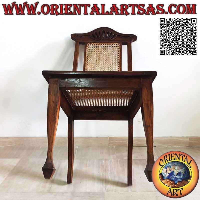 Silla de estilo colonial con flor de loto, en madera de teca y asiento y respaldo de paja de Viena
