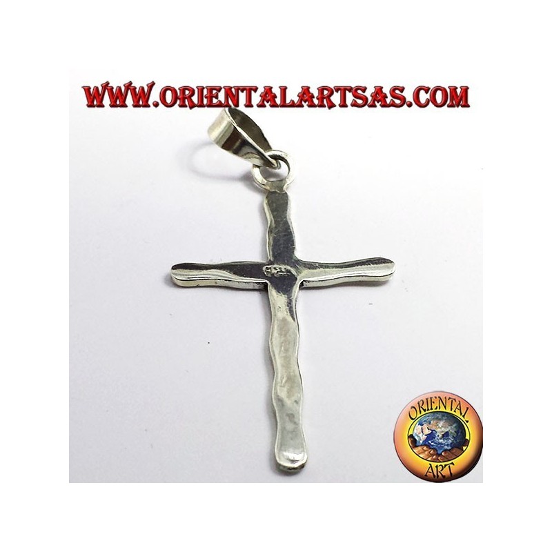 ciondolo croce martellata in argento