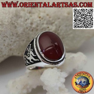 Anillo de plata con cornalina ovalada y dragón en alto relieve en los laterales