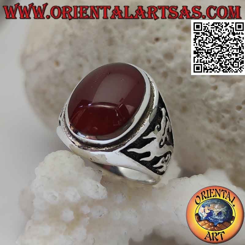 Anello in argento con corniola ovale e drago in altorilievo sui lati