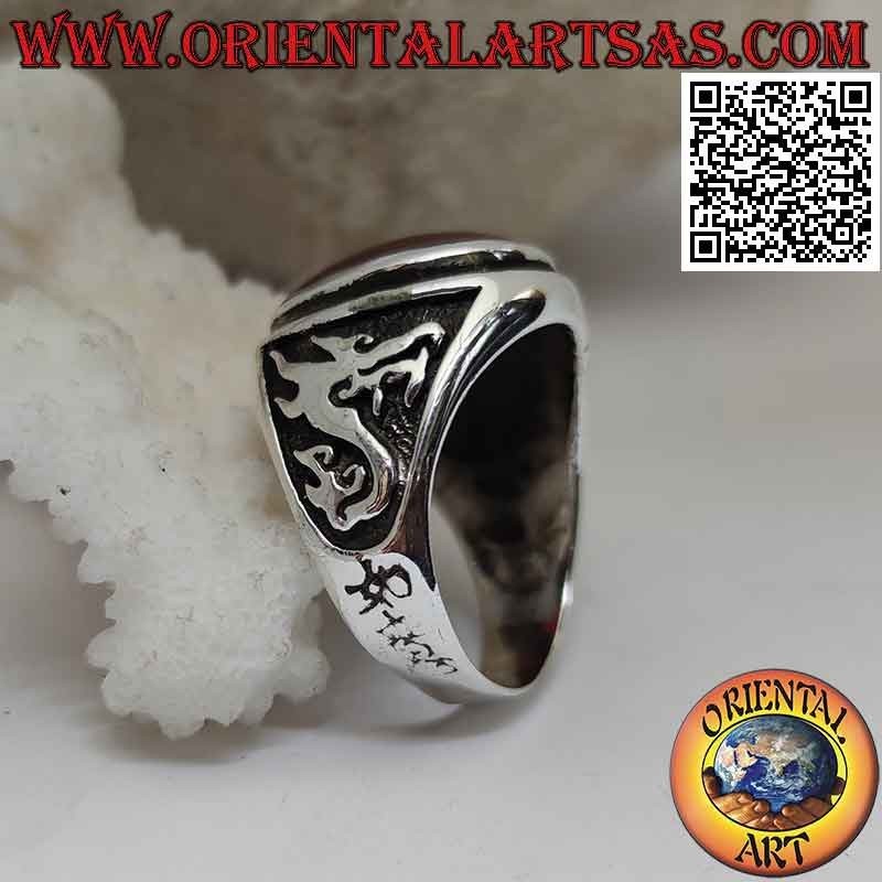 Bague en argent avec cornaline ovale et dragon en haut relief sur les côtés