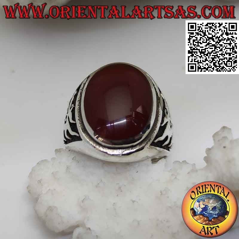 Anello in argento con corniola ovale e drago in altorilievo sui lati