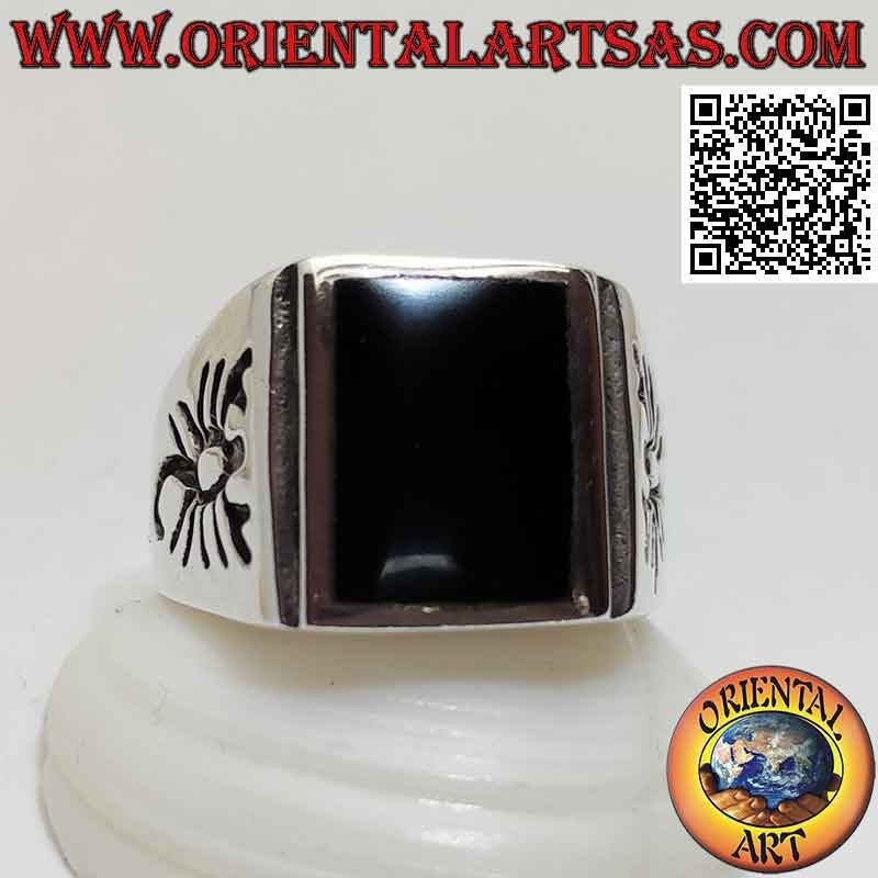 Anillo de plata con ónix enrasado rectangular y escorpión grabado en los laterales