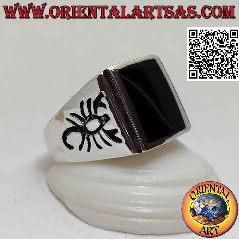 Anillo de plata con ónix enrasado rectangular y escorpión grabado en los laterales
