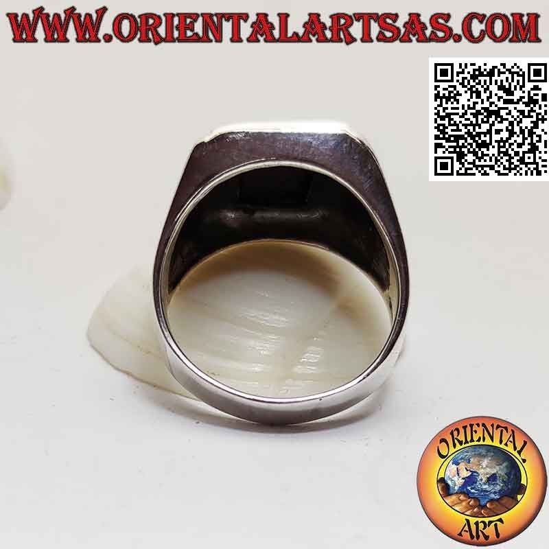 Anillo de plata con ónix enrasado rectangular y escorpión grabado en los laterales