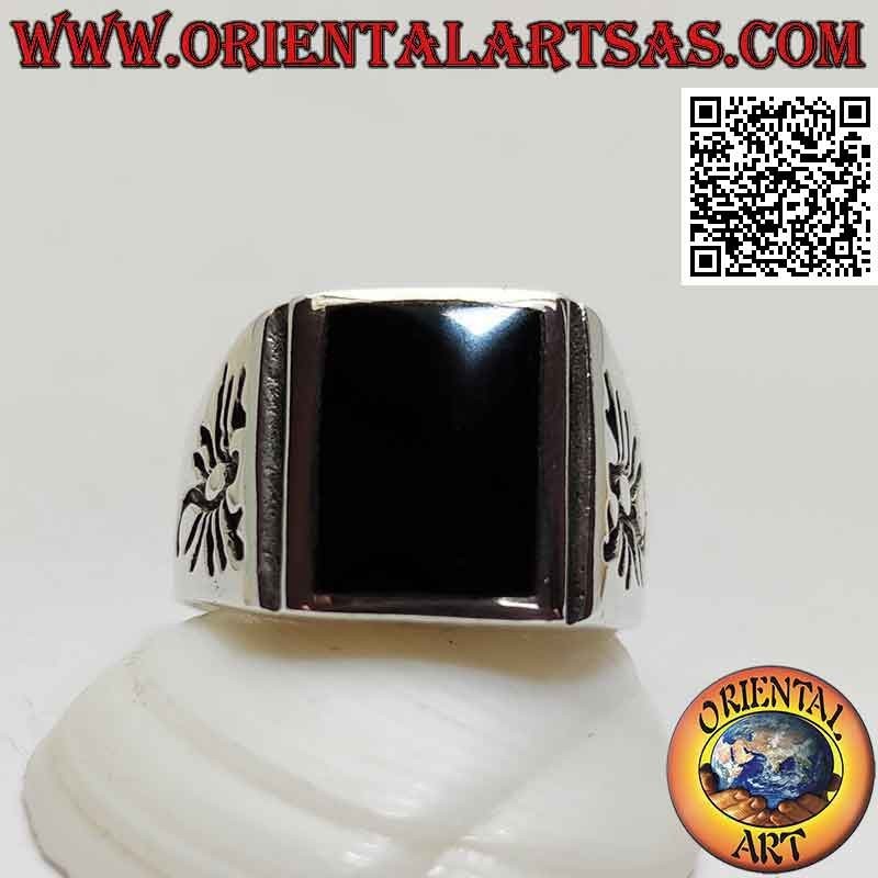 Anello in argento con onice rettangolare a filo e scorpione inciso sui lati
