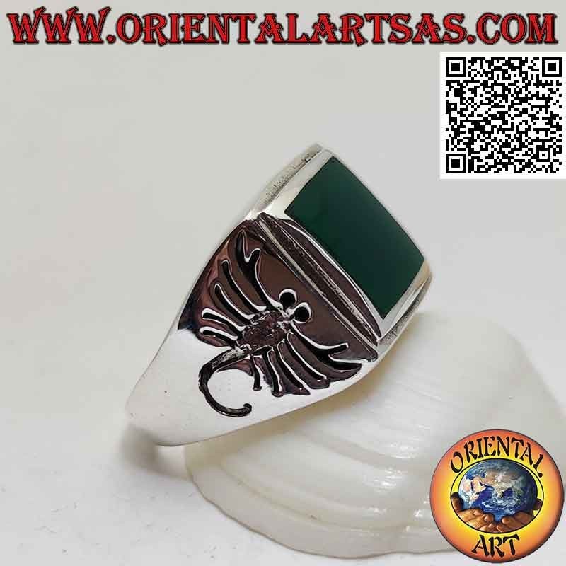 Bague en argent avec agate verte carrée affleurante et scorpion gravés sur les côtés