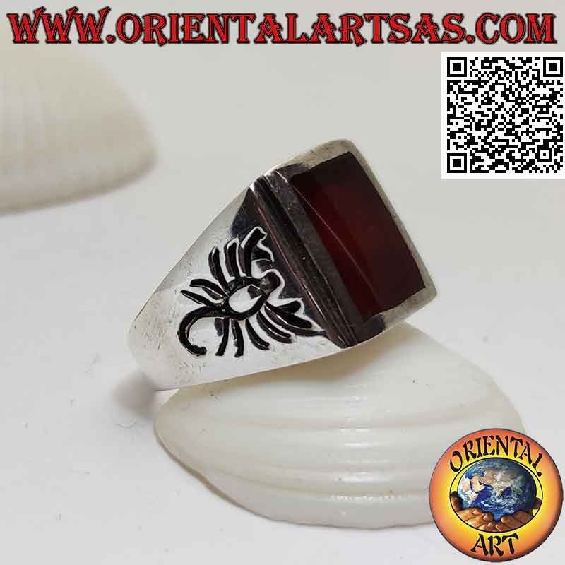 Anello in argento con corniola rettangolare a filo e scorpione inciso sui lati