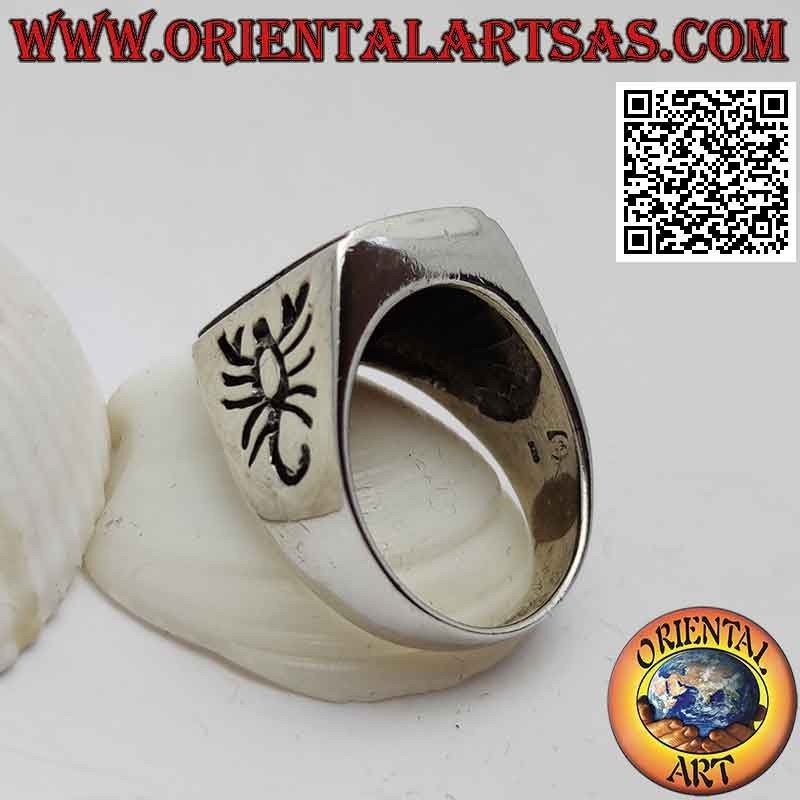 Bague en argent avec cornaline rectangulaire affleurante et scorpion gravés sur les côtés