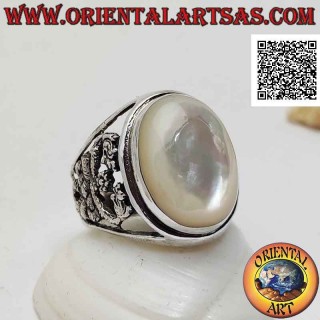 Anello in argento con madreperla ovale cabochon e doppio drago intrecciato su fondo traforato sui lati