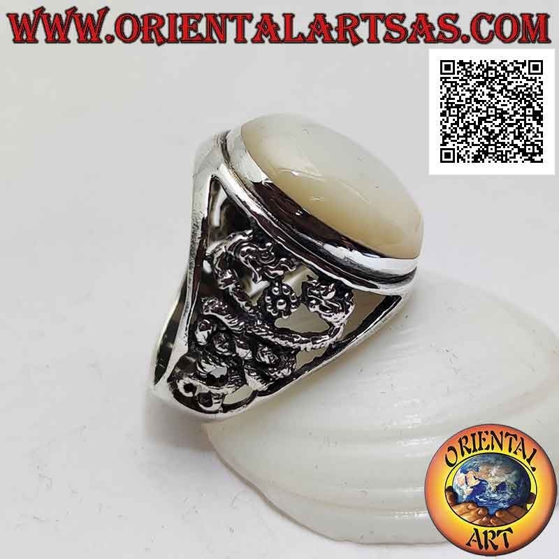 Anello in argento con madreperla ovale cabochon e doppio drago intrecciato su fondo traforato sui lati