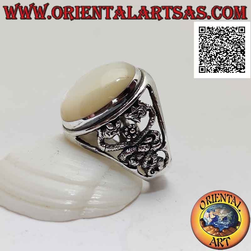 Anillo de plata con cabujón ovalado de nácar y doble dragón entrelazados sobre un fondo perforado en los laterales